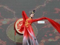 翩翩起舞的意思是什么 原来是指轻盈优美的舞蹈动作