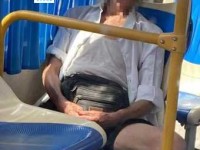 公交车后车座的疯狂的做经过，咸猪手无处不在女生要保护好自己（有视频）