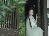 看朱成碧思纷纷，憔悴支离为忆君。