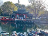 暖风熏得游人醉，直把杭州作汴州。