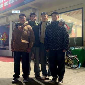 比肩而立