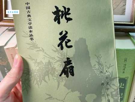 舞低杨柳楼心月，歌尽桃花扇底风。
