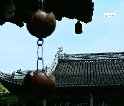 姑苏城外寒山寺，夜半钟声到客船。