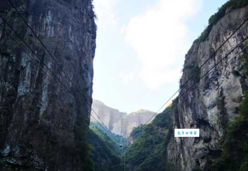 半壁见海日，空中闻天鸡。
