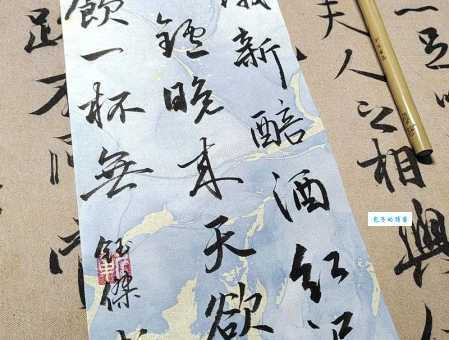 绿蚁新醅酒，红泥小火炉。