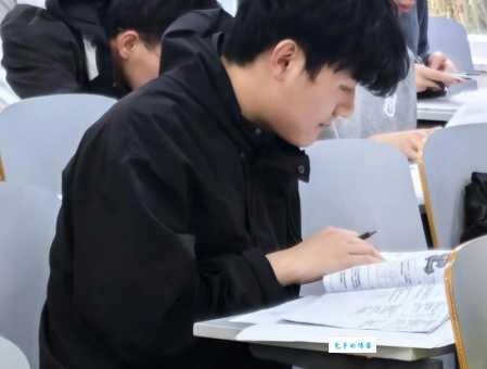 奋笔疾书的书含义解析 快速书写背后的故事