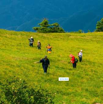 一碧千里什么意思用来形容什么景色